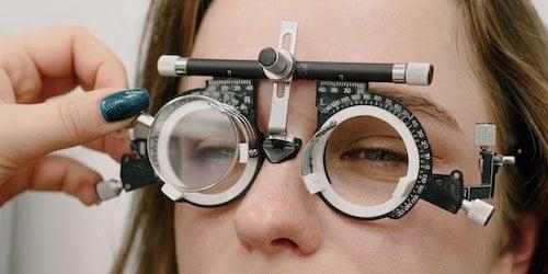 тест на зрението с пробна рамка_1