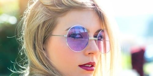 лилави слънчеви очила