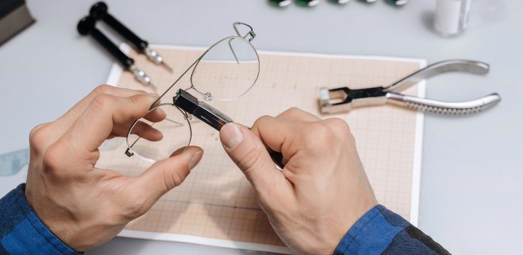 Как се изработват диоптричните очила?