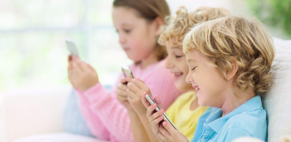 деца с мобилни телефони