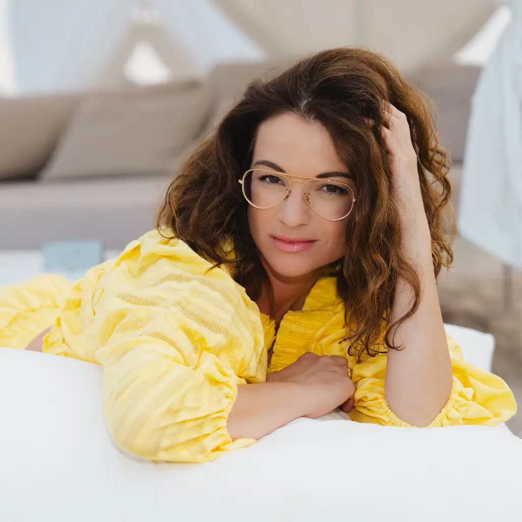 жена с черни диоптрични очила